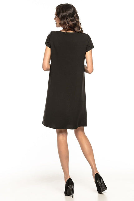 Robe noire chic midi à manches courtes pour cocktail ou soirée simple, silhouette droite élégante.