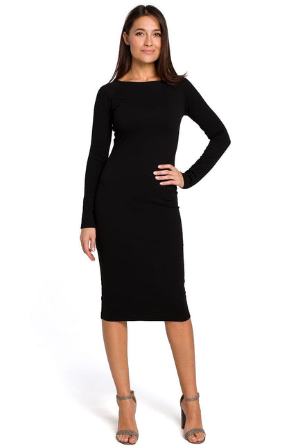 Robe noire chic midi à manches longues pour soirée ou cocktail, silhouette droite et élégante, idéale pour événement formel.