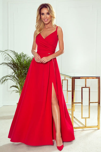 Robe soirée rouge longue fendue, élégante pour gala ou mariage, avec décolleté en V et sans manches, silhouette droite.