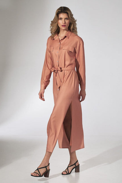 Robe chemise terracotta midi casual avec ceinture et manches longues pour un look élégant et décontracté.