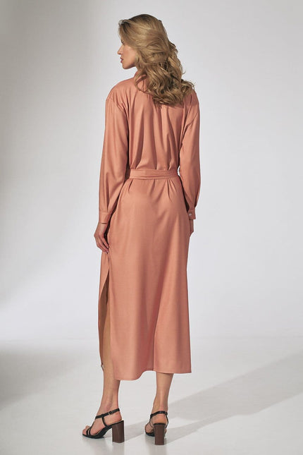 Robe chemise terracotta midi casual avec manches longues pour un style décontracté et élégant.