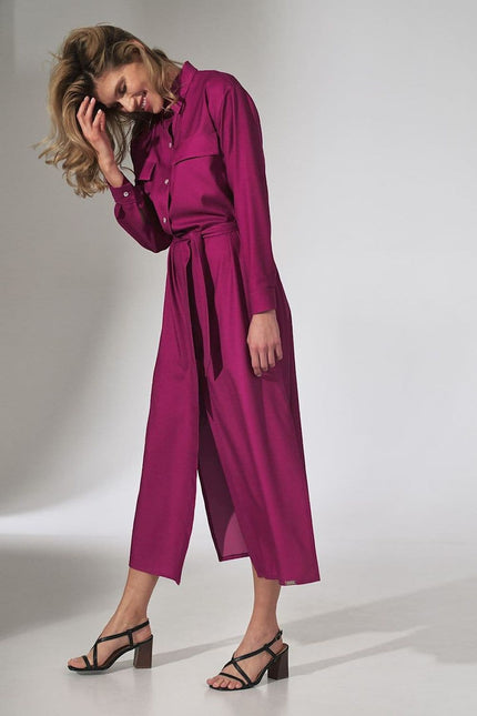 Robe chemise violette midi élégante pour femme, idéale pour un look chic au quotidien ou pour des occasions comme les cocktails ou les réunions professionnelles.