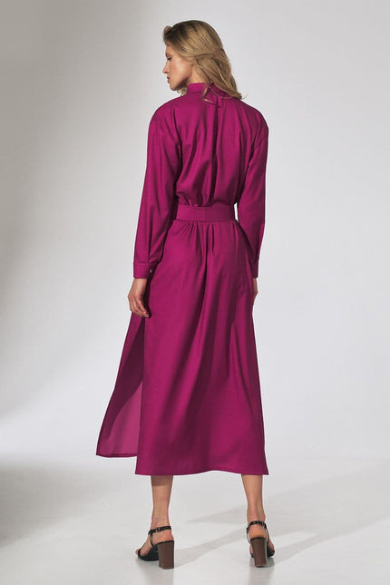 Robe chemise violette midi élégante avec ceinture, parfaite pour un cocktail ou une soirée habillée, manches longues et coupe fluide.