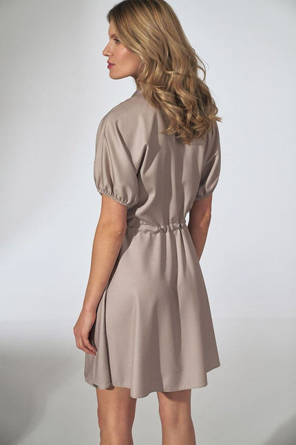 Robe chemise beige casual midi à manches courtes et silhouette droite, idéale pour un look quotidien élégant et confortable.