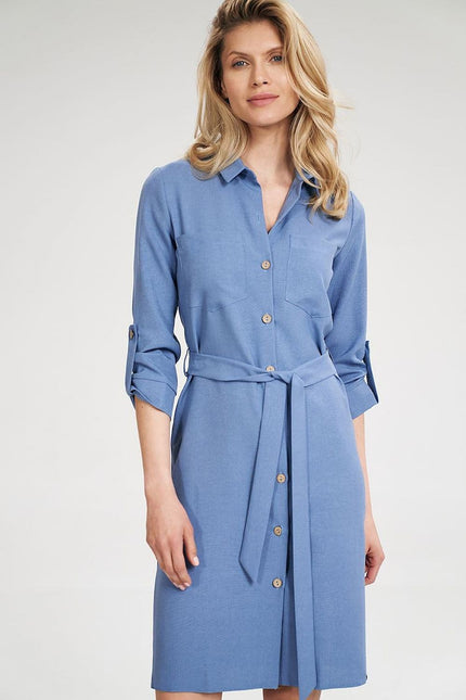 Robe chemise bleue midi casual avec ceinture et manches longues pour un look quotidien élégant et pratique.