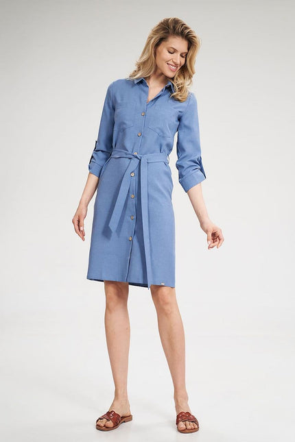 Robe chemise bleue midi casual à manches longues et ceinture pour une allure décontractée et élégante.