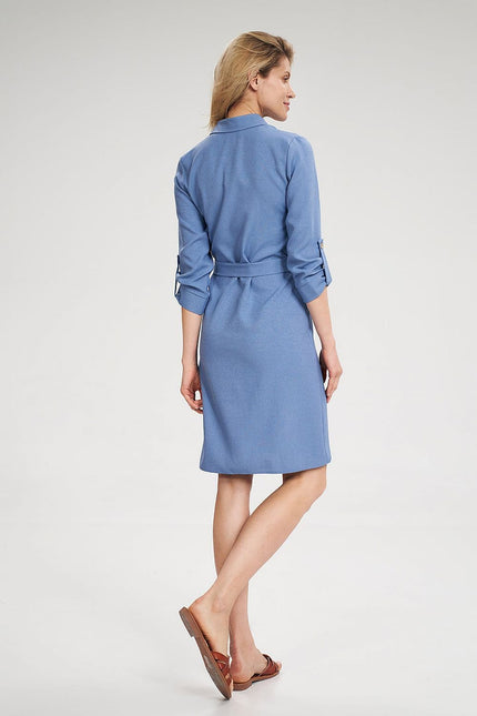 Robe chemise bleue midi casual avec manches longues et ceinture assortie pour un look quotidien élégant et confortable.