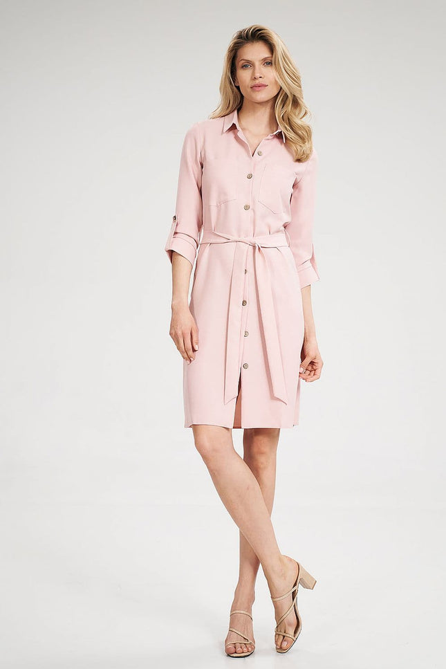 Robe rose midi style chemise élégante avec ceinture et manches longues pour un look casual chic.