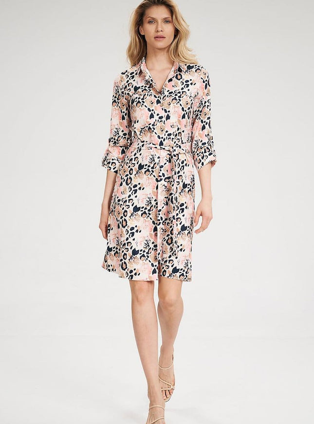 Robe chemise fleurie rose midi avec manches courtes pour cocktail ou évènement casual, silhouette droite et tissu léger pour l'été.