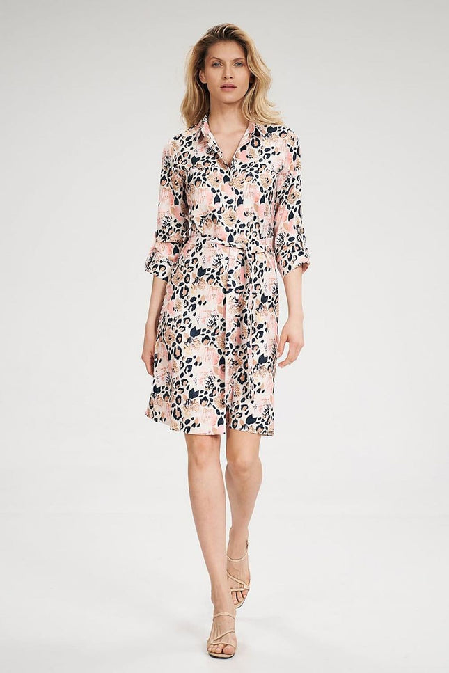 Robe chemise fleurie rose midi avec manches courtes pour cocktail ou évènement casual, silhouette droite et tissu léger pour l'été.