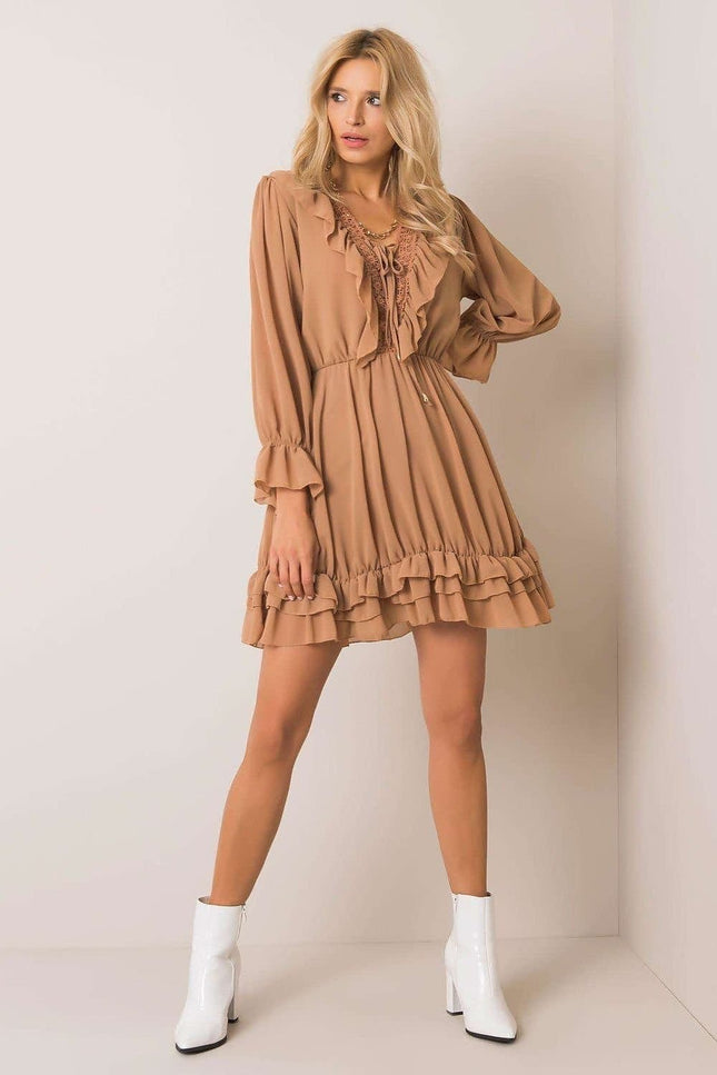 Robe bohème terracotta courte à manches longues, idéale pour un style décontracté et tendance.