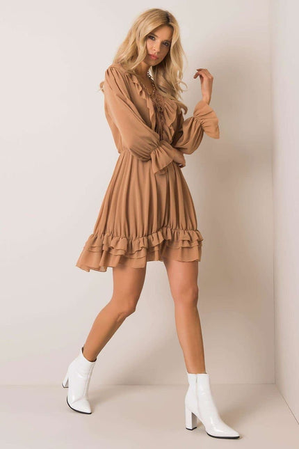 Robe bohème terracotta courte à manches longues, idéale pour une soirée chic ou un évènement décontracté.