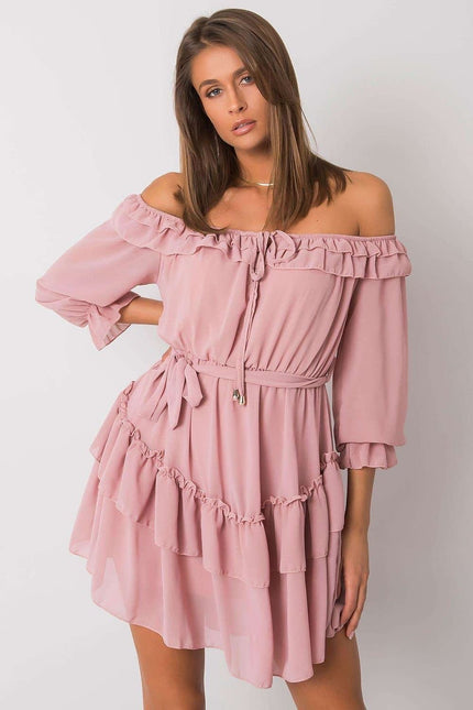 Robe champêtre rose poudré à manches courtes et épaules dénudées, style bohème et féminin, longueur midi idéale pour occasions estivales.