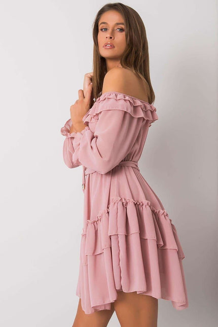 Robe champêtre rose poudrée courte à manches longues et épaules dénudées, idéale pour un mariage ou une soirée.