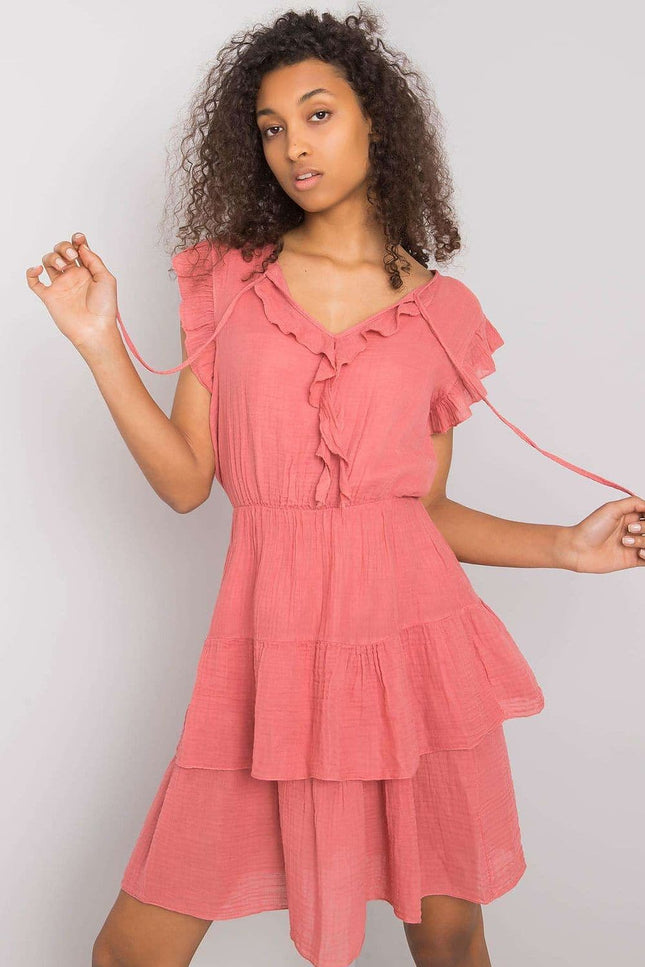 Robe rose casual été courte avec manches courtes et volants pour un look décontracté et féminin.