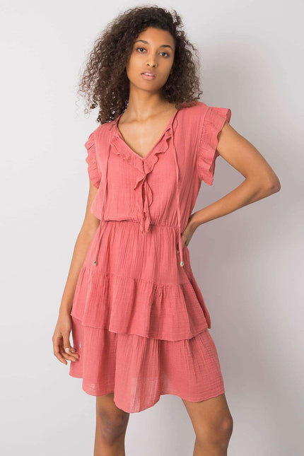 Robe rose casual d'été courte à volants, parfaite pour une tenue légère et tendance lors des jours ensoleillés.