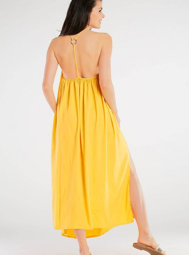 Robe jaune fluide midi casual sans manches idéale pour un cocktail d'été ou une soirée simple.