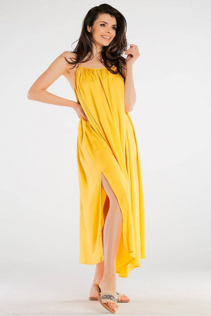 Robe jaune fluide midi sans manches, idéale pour une soirée d'été ou un événement casual chic.