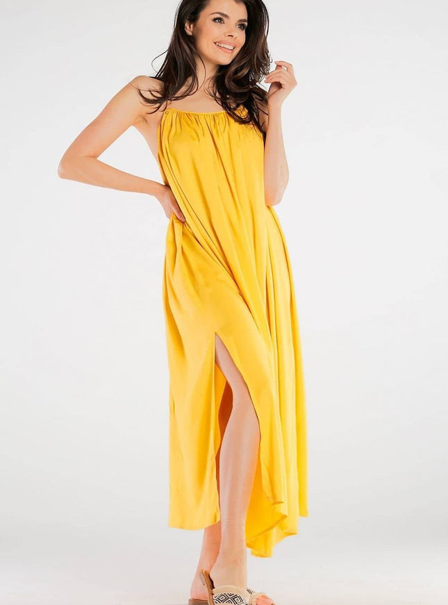 Robe jaune fluide midi sans manches, idéale pour une soirée d'été ou un événement casual chic.