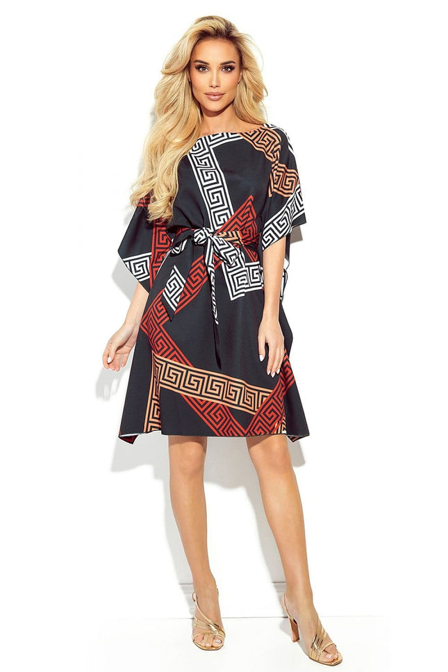 Robe soirée chic noire midi avec motifs géométriques terra cotta et ceinture assortie, manches courtes pour événements élégants.