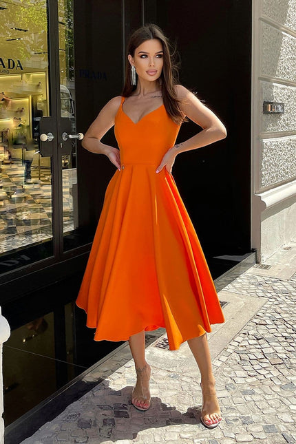 Robe cocktail orange midi sans manches pour soirée chic et élégante, silhouette trapèze et encolure en V.