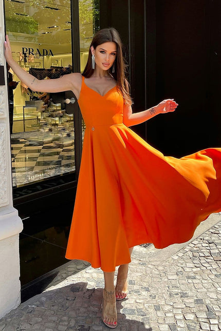 Robe cocktail orange mi-longue chic avec manches courtes et silhouette trapèze parfaite pour soirées et événements.