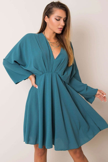 Robe verte midi chic avec manches longues et silhouette trapèze, parfaite pour cocktail ou soirée.