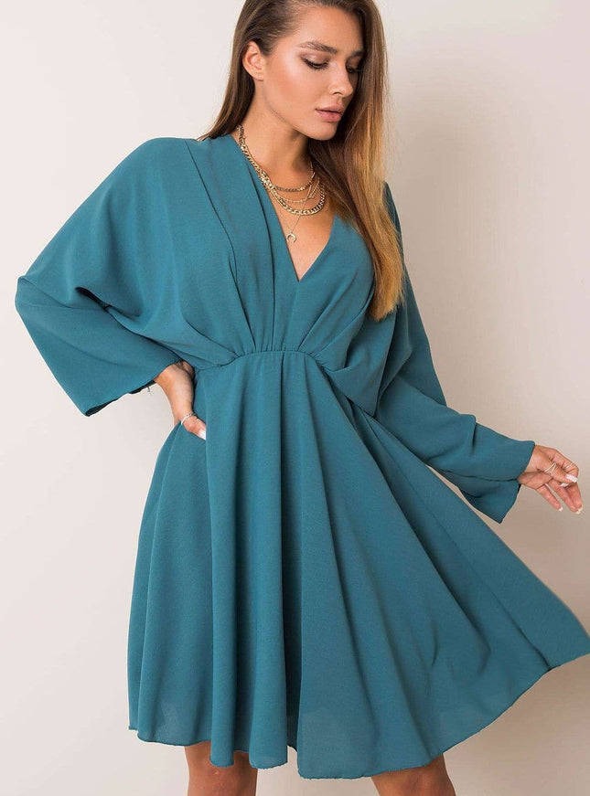 Robe verte midi chic avec manches longues et silhouette trapèze, parfaite pour cocktail ou soirée.