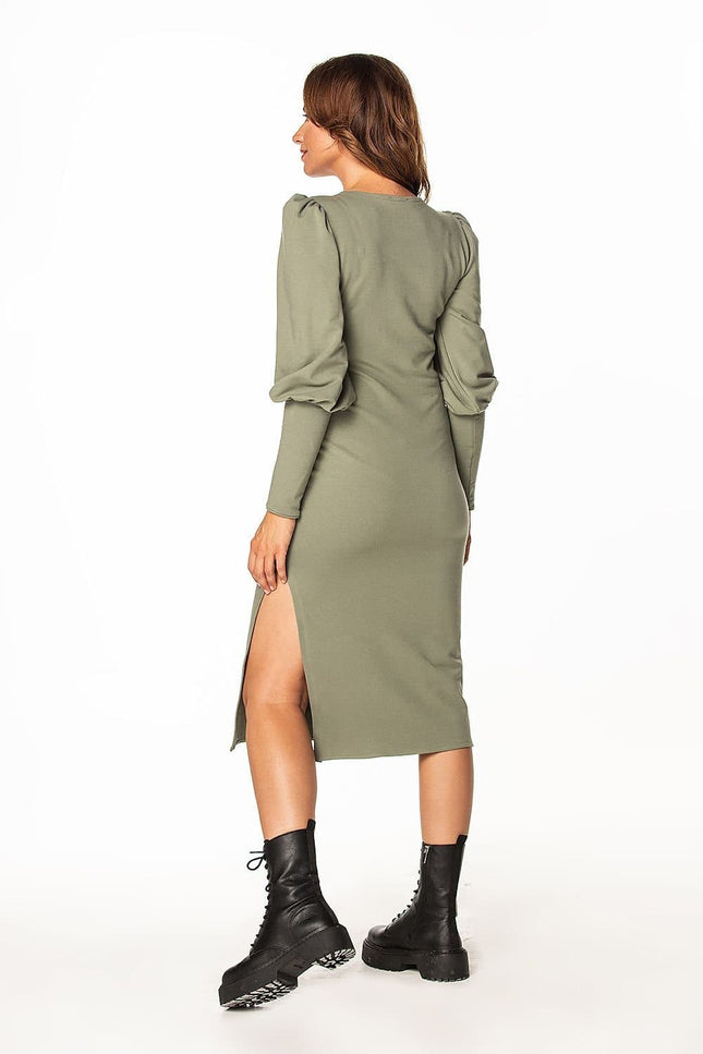 Robe verte midi élégante avec manches longues et fente latérale, idéale pour cocktail ou soirée chic.