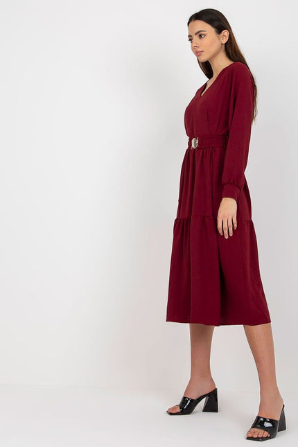 Robe bordeaux midi chic avec manches longues idéale pour cocktail ou soirée, silhouette élégante et raffinée.