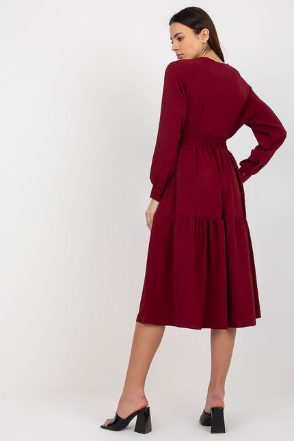 Robe bordeaux midi chic avec manches longues, idéale pour cocktail ou soirée, silhouette droite et élégante pour femme.