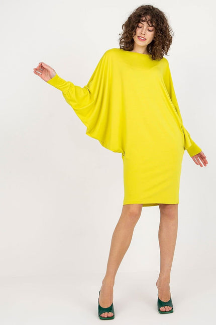 Robe jaune fluide midi à manches longues pour soirée simple ou cocktail, silhouette droite et élégante pour femme.