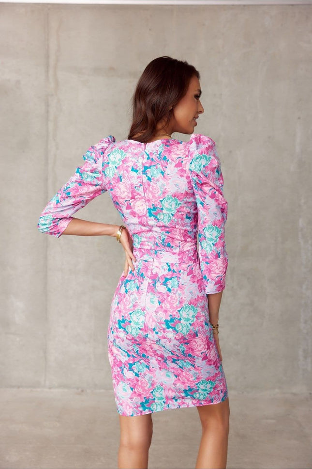 Robe cocktail fleurie rose midi moulante à manches longues pour soirée chic et élégante.