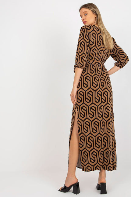 Robe soirée chic marron longue avec motif géométrique et manches longues pour événement élégant.