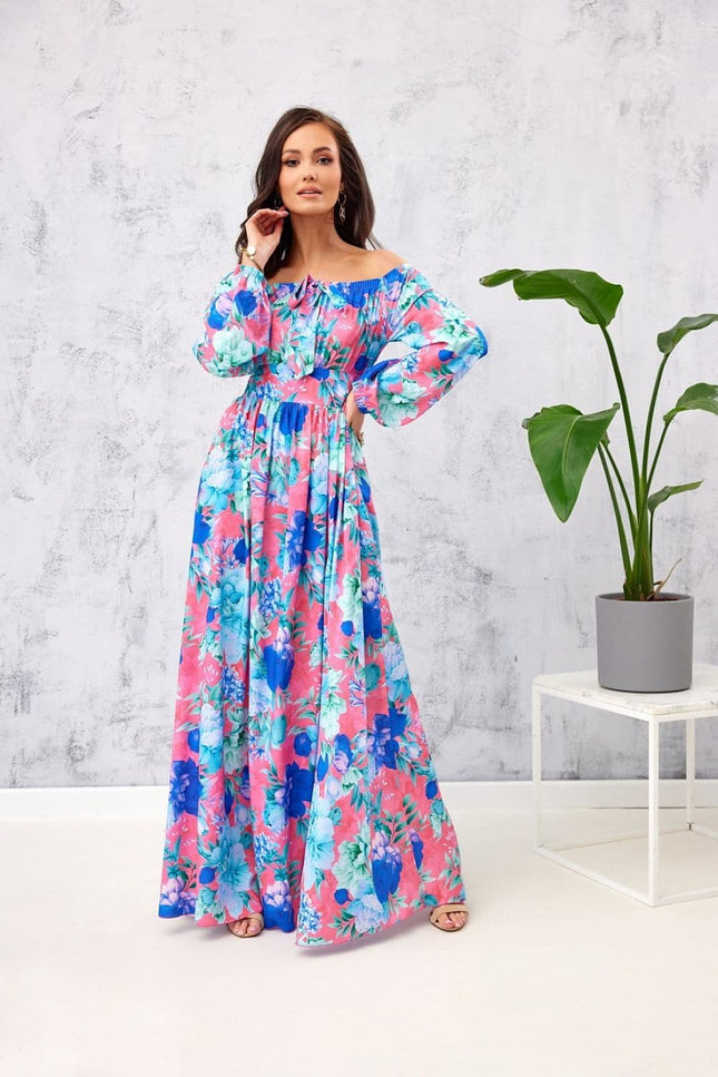 Robe bohème longue fleurie avec épaules dénudées pour gala ou mariage, en nuances de rose et de bleu.