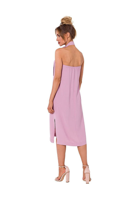 Robe de cocktail rose midi sans manches pour événement élégant et chic, silhouette droite, adaptée à une soirée ou une cérémonie.