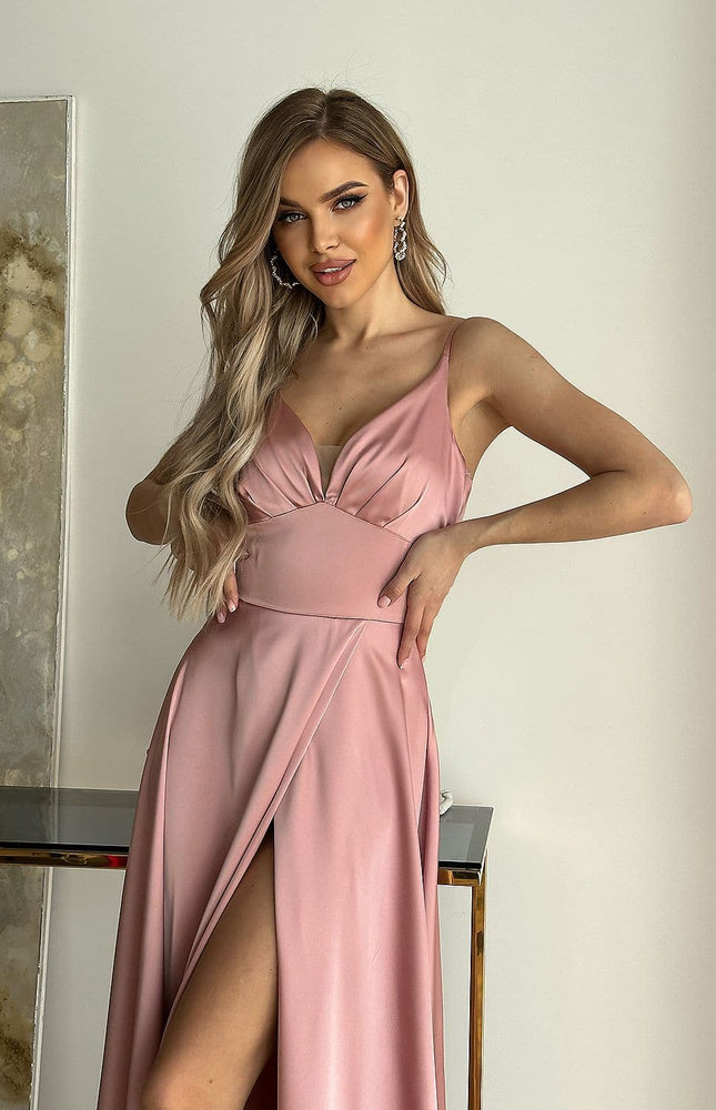 Robe soirée chic rose longue sans manches avec fente pour occasions élégantes et festives.