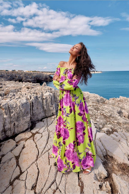 Robe bohème fleurie longue verte et rose pour été, parfaite pour plage ou soirée, avec manches longues et épaules dénudées.