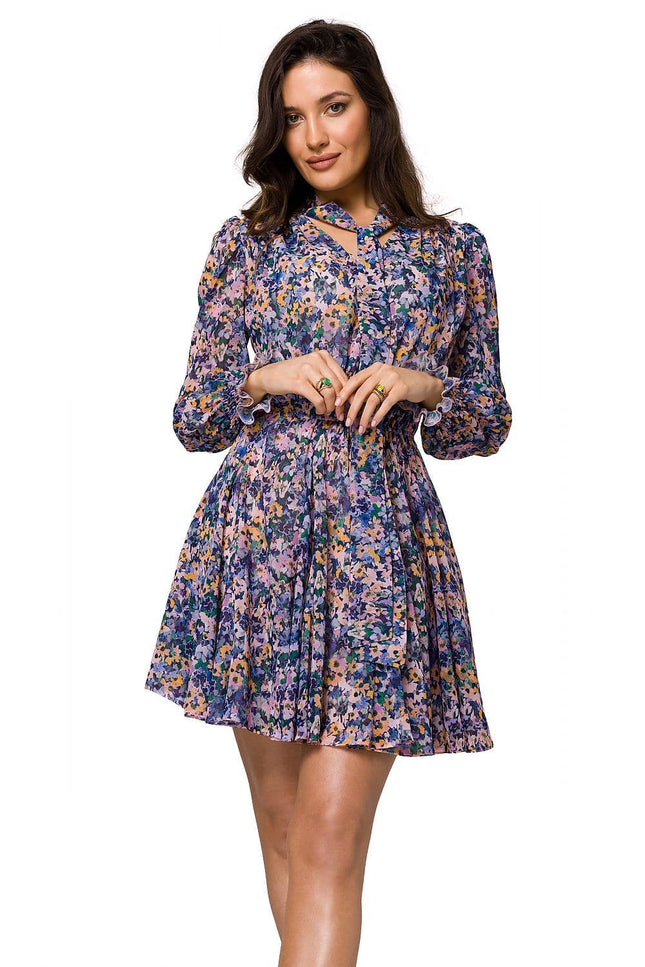 Robe fleurie chic courte à manches longues, idéale pour cocktail ou soirée, silhouette droite, en tissu léger.