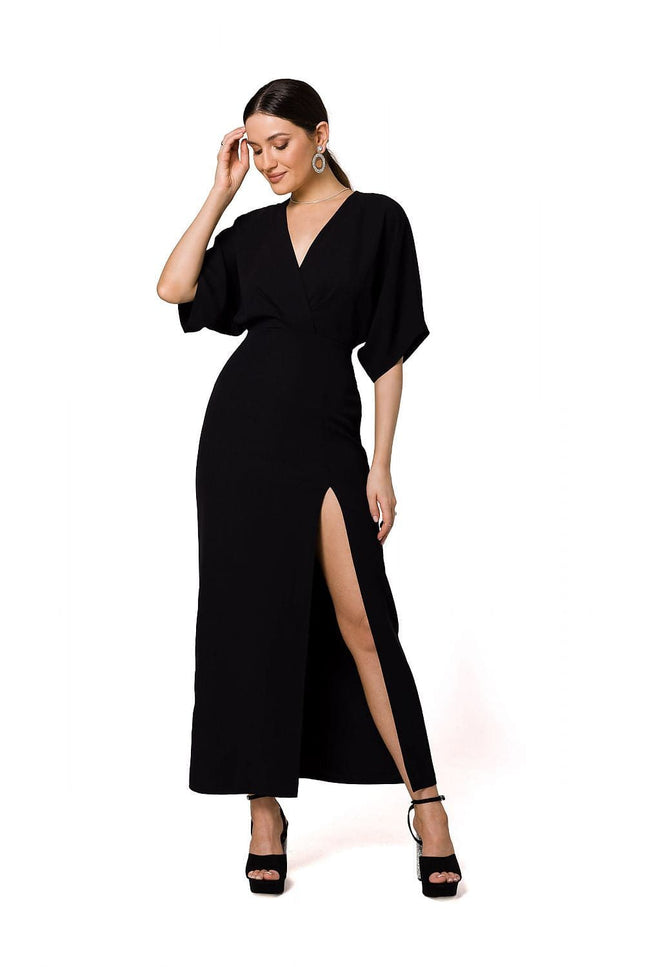 Robe soirée noire fendue longue, col en V, manches courtes pour gala ou nouvel an, silhouette élégante et sophistiquée.