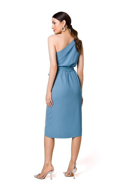 Robe cocktail bleue asymétrique midi sans manches pour soirée chic et élégante.