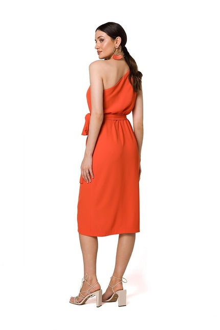 Robe cocktail orange midi élégante sans manches pour une soirée chic, avec un style trapèze et décolleté asymétrique.