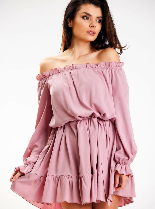 Robe rose courte à épaules dénudées idéale pour soirée chic ou cocktail, avec manches longues et silhouette trapèze.