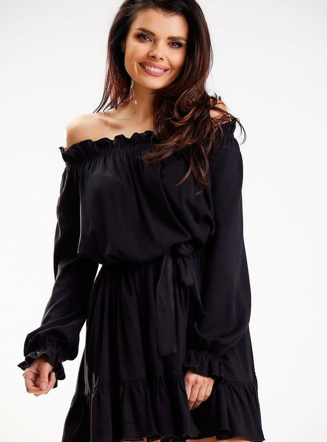 Robe soirée noire courte avec épaules dénudées, style chic et sexy, idéale pour un cocktail ou un événement festif.