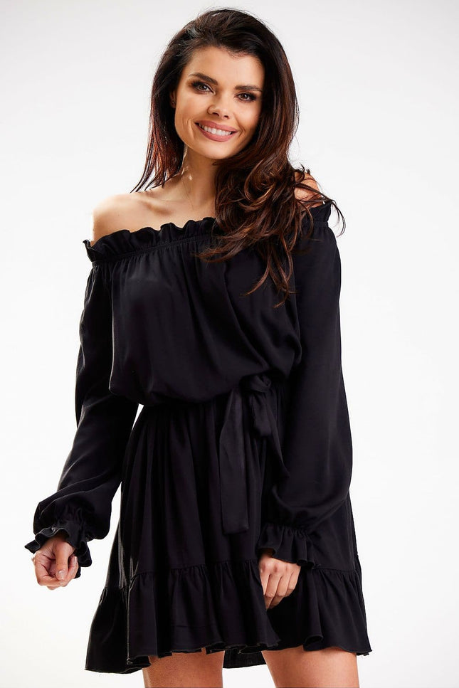 Robe soirée noire courte avec épaules dénudées, style chic et sexy, idéale pour un cocktail ou un événement festif.