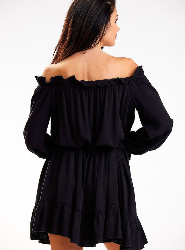 Robe soirée noire courte à épaules dénudées, style chic et sexy, idéale pour cocktail ou nouvel an.