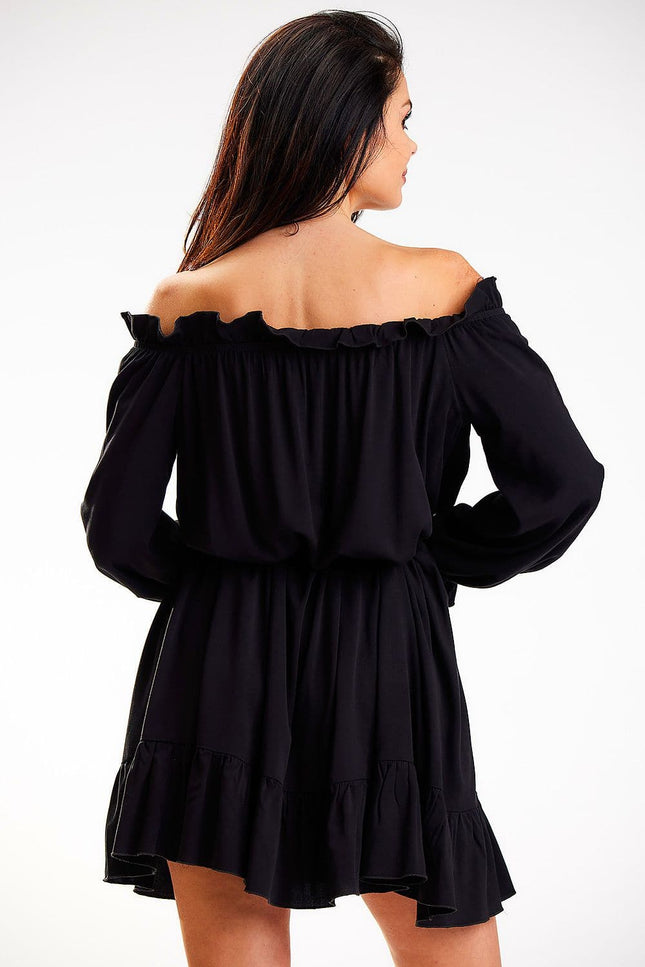 Robe soirée noire courte à épaules dénudées, style chic et sexy, idéale pour cocktail ou nouvel an.