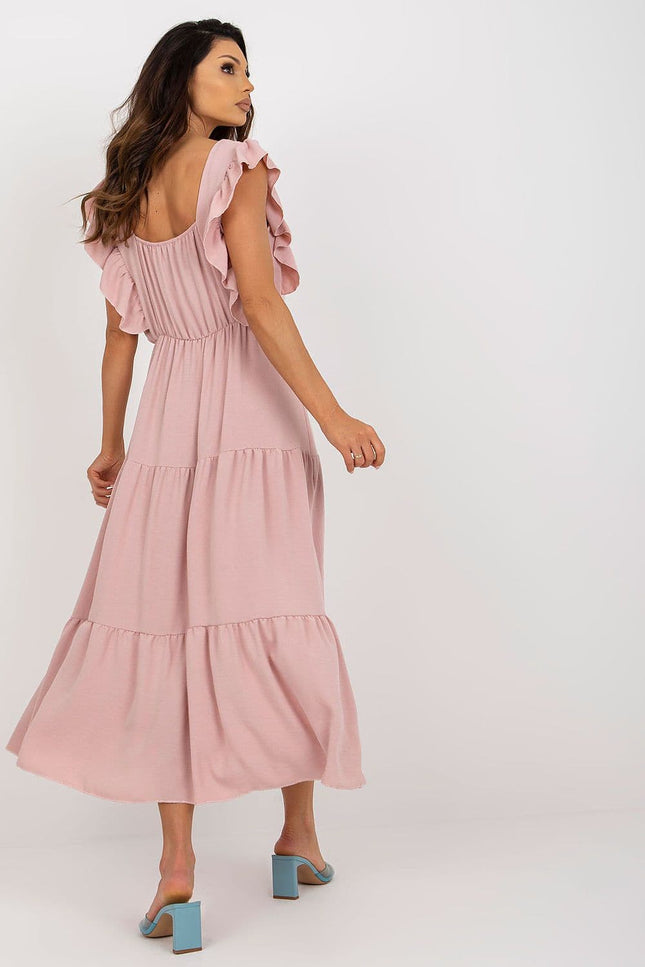 Robe rose midi casual avec manches à épaules dénudées et silhouette évasée, idéale pour un look quotidien chic et confortable.