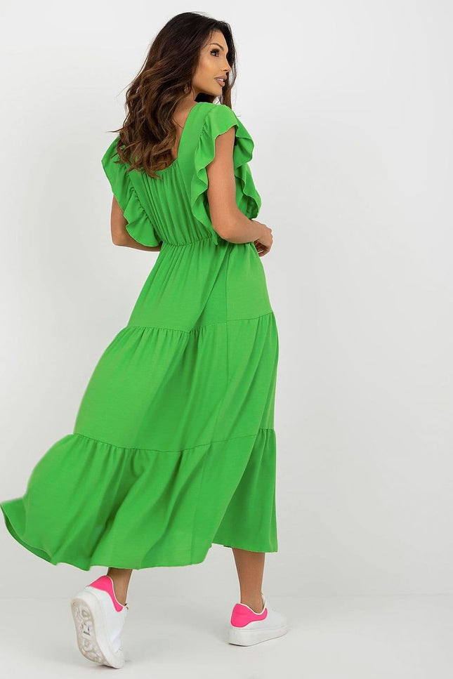 Robe verte fluide pour l'été, longueur midi, sans manches, avec volants élégants, idéale pour un look décontracté ou une soirée.