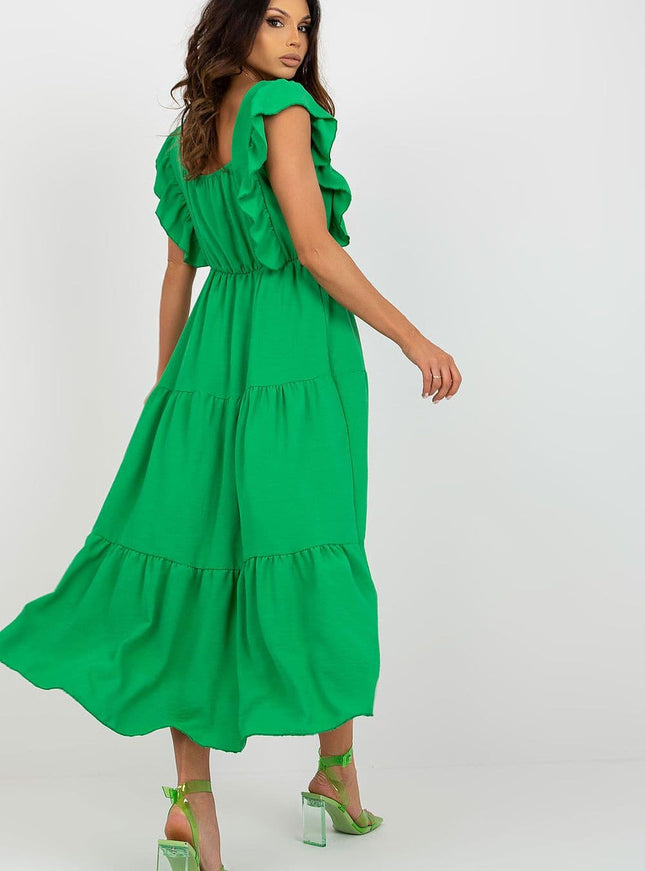 Robe verte été midi avec épaules dénudées pour une allure casual chic et tendance, parfaite pour une soirée ou un évènement en plein air.